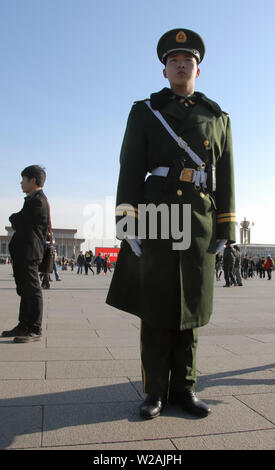 Protezione cinesi in piazza Tiananmen, Pechino. Piazza Tiananmen è un famoso punto di riferimento a Pechino. Soldato cinese in piazza Tiananmen, Pechino, Cina. Foto Stock