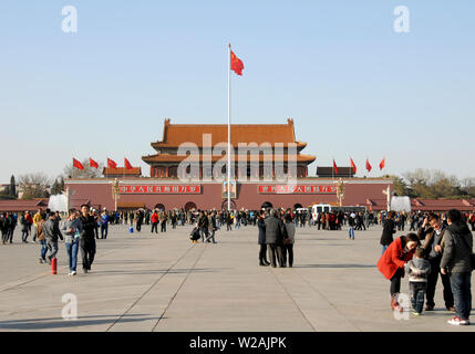 Piazza Tiananmen, Pechino, Cina e la Porta della Pace Celeste (Piazza Tien An Men). Piazza Tiananmen è un famoso punto di riferimento a Pechino dalla Città proibita Foto Stock