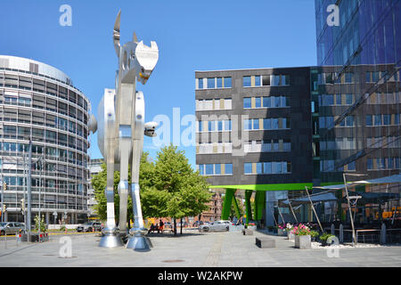 Heidelberg, Germania - Luglio 2019: la piccola piazza di fronte della moderna Print Media Academy edificio con scultura in acciaio chiamato cavallo 'S-cavallo Stampa' Foto Stock