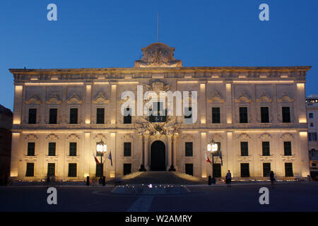 L'Auberge de Castille, Valletta, Malta, con facciata accesa fino al tramonto Foto Stock