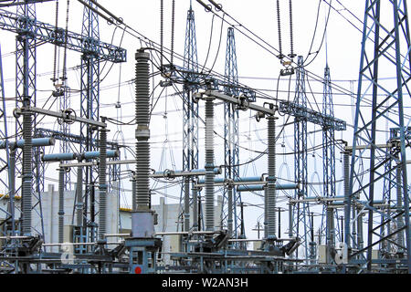 Montanti in acciaio di linee elettriche ad alta tensione all'impianto. Sottostazione elettrica, il convertitore di alimentazione ad alta tensione sottostazione elettrica Foto Stock