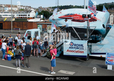 Il Galles, Airshow Swansea, South Wales, Regno Unito. Il 7 luglio 2019. Regno Unito: meteo La folla godetevi il clima mite oggi come l'Airshow di attira migliaia di persone a terra e aria visualizza. Credito: Andrew Bartlett/Alamy Live News Foto Stock