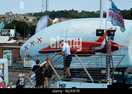 Il Galles, Airshow Swansea, South Wales, Regno Unito. Il 7 luglio 2019. Regno Unito: meteo La folla godetevi il clima mite oggi come l'Airshow di attira migliaia di persone a terra e aria visualizza. Credito: Andrew Bartlett/Alamy Live News Foto Stock