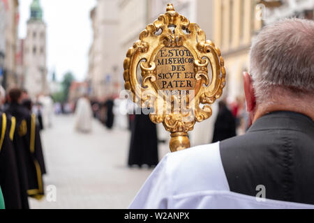 I partecipanti prendono parte a una processione per la Chiesa cattolica la festa del Corpus Domini, in strade della citta' vecchia di Cracovia, in Polonia Foto Stock