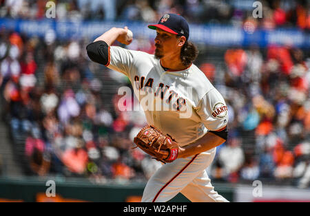 San Francisco, California, Stati Uniti d'America. 7 Luglio, 2019. San Francisco Giants a partire lanciatore Jeff Samardzija (29) passi nel primo inning durante la partita MLB tra St. Louis Cardinals e i San Francisco Giants presso Oracle Park di San Francisco, California. Chris Brown/CSM/Alamy Live News Foto Stock