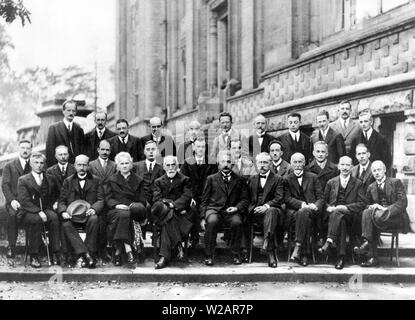 1927 Solvay Conferenza sulla meccanica quantistica. Institut International de Physique Solvay. Da anteriore a posteriore, da sinistra a destra, Auguste Piccard, Émile Henriot, Paul Ehrenfest, Édouard Herzen, Théophile de Donder, Erwin Schrödinger, Jules-Émile Verschaffelt, Wolfgang Pauli, Werner Heisenberg, Ralph Howard Fowler, Léon Brillouin, Peter Debye, Martin Knudsen, William Bragg, Hendrik Kramers, Paul Dirac, Arthur Compton, Louis de Broglie, Max Born, Niels Bohr, Irving Langmuir, Max Planck, Marie Curie, Hendrik Lorentz, Albert Einstein, Paul Langevin, Charles-Eugène Guye, Charles Wilson, Owen Richardson Foto Stock