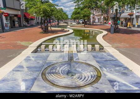 Piastrelle blu della cascata canal a Hoogeveen, Paesi Bassi Foto Stock