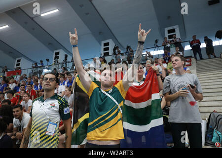 Piscina Scandone, Napoli, Italia. 7 Luglio, 2019. Trentesimo Universiade estiva giornata di gara 4; i sostenitori del team Sud Africa Credito: Azione Sport Plus/Alamy Live News Foto Stock