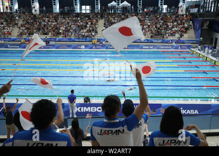 Piscina Scandone, Napoli, Italia. 7 Luglio, 2019. Trentesimo Universiade estiva giornata di gara 4; i sostenitori del team Japan Credit: Azione Plus sport/Alamy Live News Foto Stock