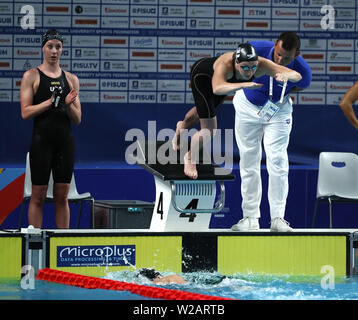 Piscina Scandone, Napoli, Italia. 7 Luglio, 2019. Trentesimo Universiade estiva giornata di gara 4 femminile; 4x200m Freestyle Finale, vincendo il team USA Credito: Azione Sport Plus/Alamy Live News Foto Stock