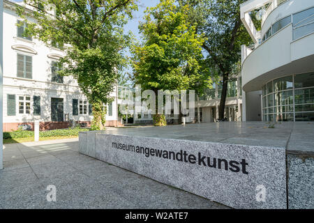 Frankfurt am Main, Germania. Luglio 2019. L'ingresso del Museo di Arte Applicata palace Foto Stock