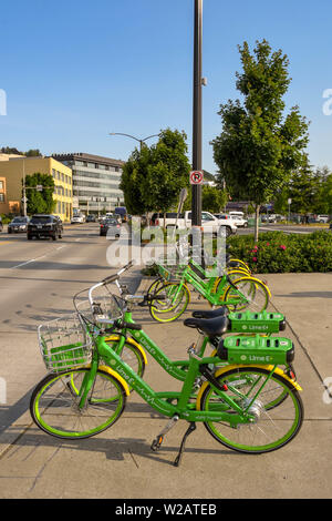 SEATTLE, WA, Stati Uniti d'America - Giugno 2018: Lime e noleggio di biciclette parcheggiate a lato della strada nel centro cittadino di Seattle. Foto Stock