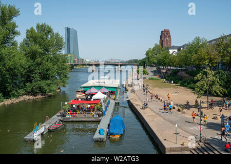 Francoforte, Germania. Luglio 2019. una zattera di uno yacht club sul fiume Main Foto Stock