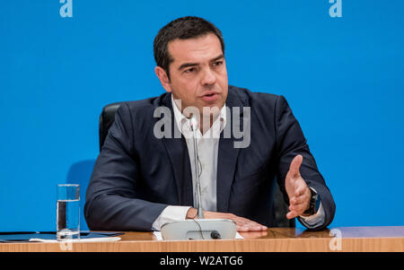 Atene, Grecia. 7 Luglio, 2019. Il Primo Ministro greco, Alexis Tsipras risolve la media a sala di Zappeion ad Atene, in Grecia, il 7 luglio 2019. Alexis Tsipras ha riconosciuto la sua sinistra radicale SYRIZA partito della sconfitta per i conservatori di Domenica elezioni generali, prima di essere condotti dal momento che la Grecia è emersa dai programmi di salvataggio la scorsa estate. Credito: Panagiotis Moschandreou/Xinhua/Alamy Live News Foto Stock