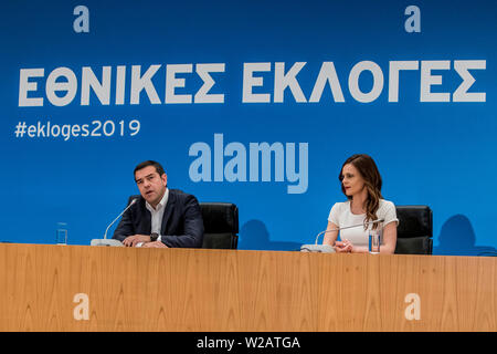 Atene, Grecia. 7 Luglio, 2019. Il Primo Ministro greco, Alexis Tsipras (L) indirizzi media presso la Sala Zappeion ad Atene, in Grecia, il 7 luglio 2019. Alexis Tsipras ha riconosciuto la sua sinistra radicale SYRIZA partito della sconfitta per i conservatori di Domenica elezioni generali, prima di essere condotti dal momento che la Grecia è emersa dai programmi di salvataggio la scorsa estate. Credito: Panagiotis Moschandreou/Xinhua/Alamy Live News Foto Stock