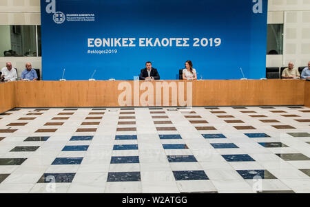 Atene, Grecia. 7 Luglio, 2019. Il Primo Ministro greco, Alexis Tsipras (L, centro) indirizzi media presso la Sala Zappeion ad Atene, in Grecia, il 7 luglio 2019. Alexis Tsipras ha riconosciuto la sua sinistra radicale SYRIZA partito della sconfitta per i conservatori di Domenica elezioni generali, prima di essere condotti dal momento che la Grecia è emersa dai programmi di salvataggio la scorsa estate. Credito: Panagiotis Moschandreou/Xinhua/Alamy Live News Foto Stock