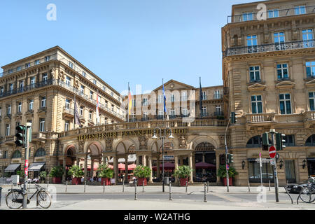 Francoforte, Germania. Luglio 2019. Una vista della facciata della struttura Steigenberger Frankfurter hotel Foto Stock