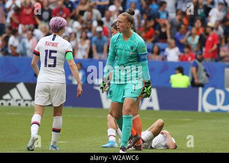 Groupama Stadium, Lione, Francia. 7 Luglio, 2019. FIFA Womens finale di Coppa del Mondo, STATI UNITI D'AMERICA contro Paesi Bassi; 17 Tobin Heath (USA) sul passo, Sari Van Veenendaal (NED) reagisce dopo il contatto su una croce come Megan Rapinoe (USA) entra nel credito: Azione Sport Plus/Alamy Live News Foto Stock