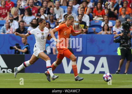 Groupama Stadium, Lione, Francia. 7 Luglio, 2019. FIFA Womens finale di Coppa del Mondo, STATI UNITI D'AMERICA contro Paesi Bassi; 13 Alex Morgan (USA) insegue la corsa da Anouk Dekker (NED) Credito: Azione Sport Plus/Alamy Live News Foto Stock