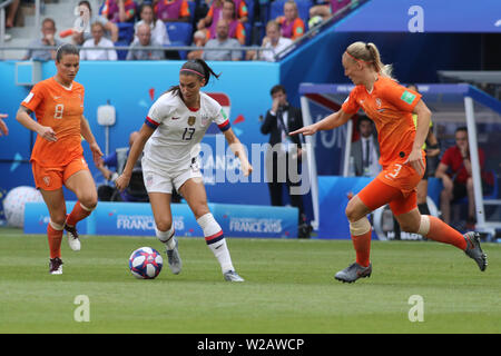 Groupama Stadium, Lione, Francia. 7 Luglio, 2019. FIFA Womens finale di Coppa del Mondo, STATI UNITI D'AMERICA contro Paesi Bassi; Valentina Spitse (NED), 13 Alex Morgan (USA) Fcuts lontano da Stefanie Van Der Gragt (NED) Credito: Azione Sport Plus/Alamy Live News Foto Stock