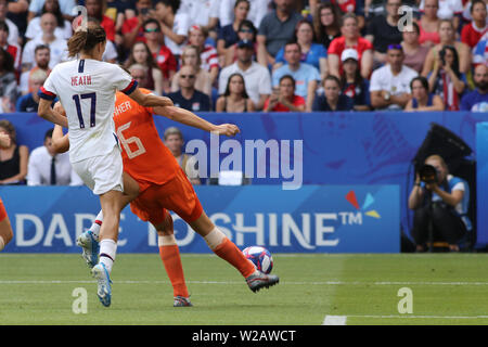 Groupama Stadium, Lione, Francia. 7 Luglio, 2019. FIFA Womens finale di Coppa del Mondo, STATI UNITI D'AMERICA contro Paesi Bassi; 17 Tobin Heath (USA) tenuto spento da Anouk Dekker (NED) Credito: Azione Sport Plus/Alamy Live News Foto Stock