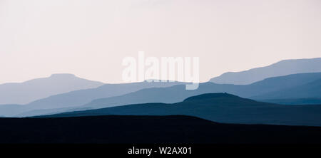 Isola di Skye - isola brumoso paesaggio - silhouette di colline coperte di nebbia Foto Stock