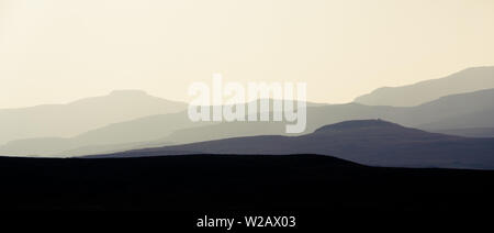 Isola di Skye - isola brumoso paesaggio - silhouette di colline coperte di nebbia Foto Stock