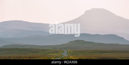 Isola di Skye - isola brumoso paesaggio - silhouette di colline coperte di nebbia Foto Stock