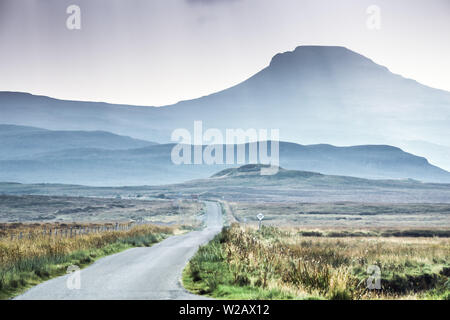 Isola di Skye - isola brumoso paesaggio - silhouette di colline coperte di nebbia Foto Stock