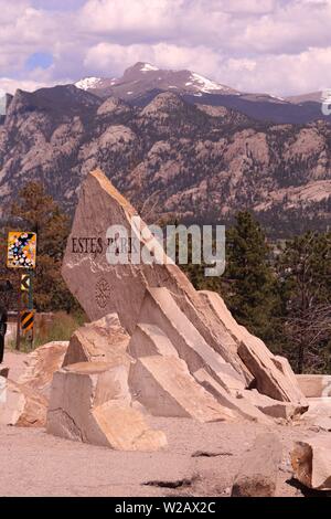 La pietra Estes Park segno sulla strada che conduce a Estes Park, CO. Foto Stock