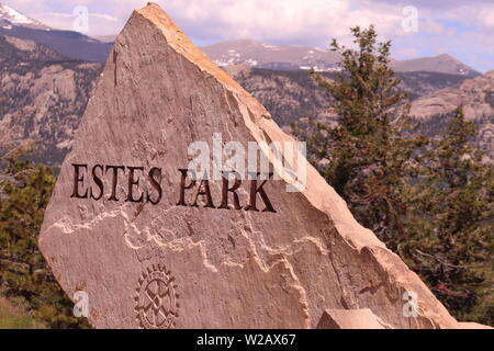 La pietra Estes Park segno sulla strada che conduce a Estes Park, CO. Foto Stock