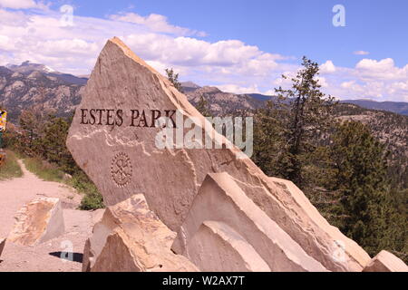 La pietra Estes Park segno sulla strada che conduce a Estes Park, CO. Foto Stock