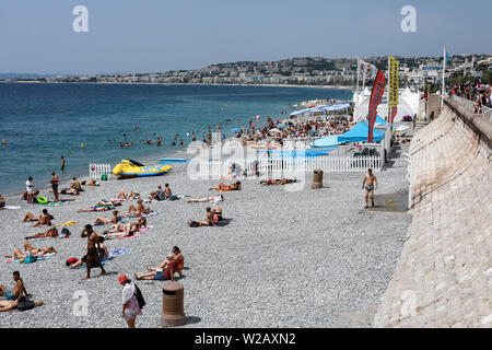 Baie des Anges la vita sulla spiaggia di Nizza, Francia Foto Stock