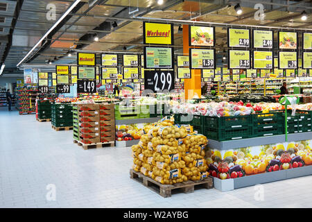 Frutta e verdura sul reparto fresco di un ipermercato Kaufland. Foto Stock