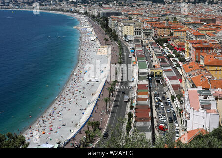 Baie des Anges la spiaggia e la Promenade des Anglais vista da colline du Château di Nizza, Francia Foto Stock