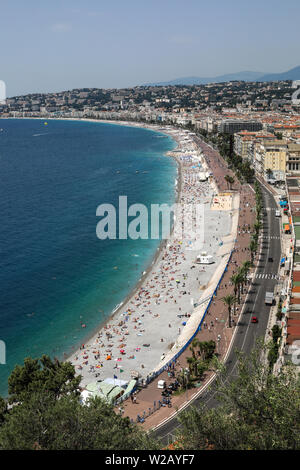 Baie des Anges la spiaggia e la Promenade des Anglais e dalle colline du Château di Nizza, Francia Foto Stock