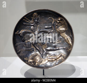 Piatto d'argento con il re Shapur II a caccia di un leone. Iran, (300-350 AD). Sasaniane Impero (224-651 AD),prima epoca d'oro. Museo Hermitage. Foto Stock