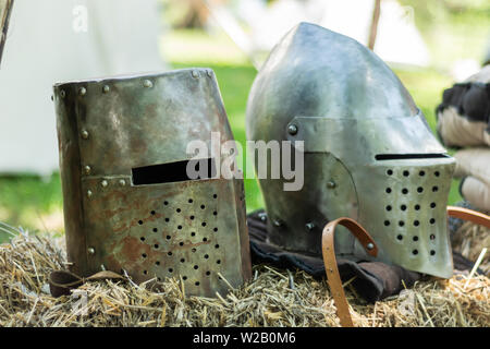 Cavalleresco metallo medievale due caschi sul supporto. Vecchia età buia armor e attrezzature per i cavalieri della protezione della testa in battaglia. Storico medievale e Foto Stock