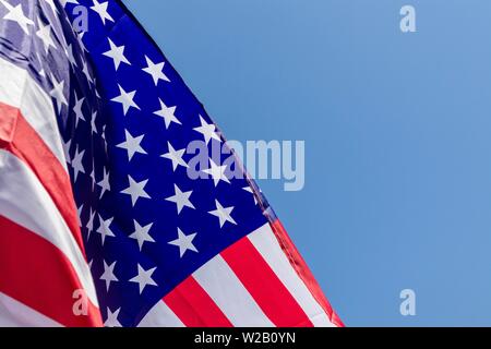 Bandiera americana sul cielo blu sullo sfondo Foto Stock