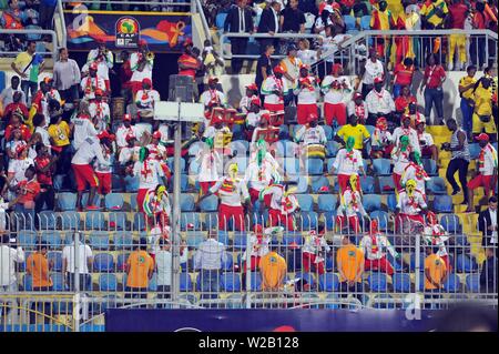 Il Cairo, Egitto. 7 Luglio, 2019. I sostenitori della Guinea durante l'Algeria vs Guinea.Totale Africa Coppa delle Nazioni Egitto 2019 al giugno 30 stadium est del Cairo.foto: Chokri Mahjoub Credito: Chokri Mahjoub/ZUMA filo/Alamy Live News Foto Stock