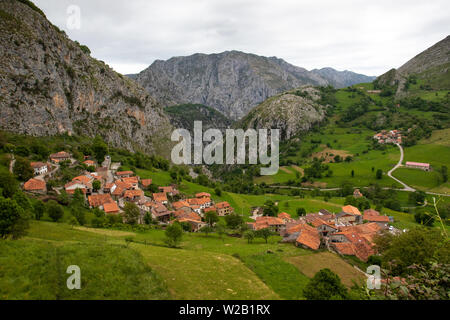 Villaggio alpino rustico di Bejes immerso nelle montagne del Parco Nazionale Picos de Europa nel nord della Spagna Foto Stock