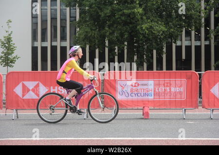 Newcastle upon Tyne, Regno Unito. 7 Luglio, 2019, ciclisti godetevi le strade di Newcastle per la HSBC Regno Unito Let's ride evento, Credito: DavidWhinham/Alamy Foto Stock