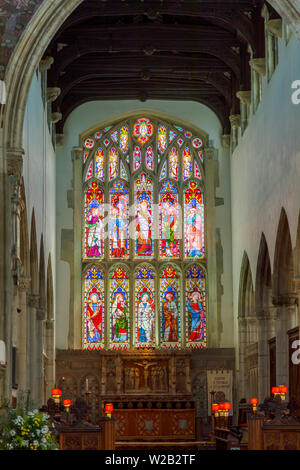 Coloratissima vetrata, coro e interno di san Tommaso e Chiesa in Salisbury, una cattedrale della città nel Wiltshire, a sud-ovest dell'Inghilterra, Regno Unito Foto Stock