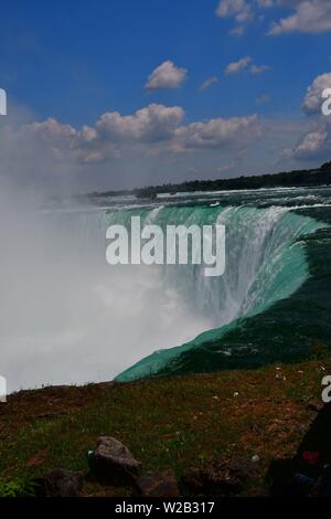 La maestosità delle Cascate Horseshoe in Niagara Falls, Ontario, Canada Foto Stock
