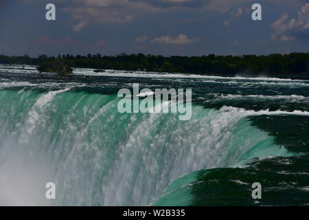 La maestosità delle Cascate Horseshoe in Niagara Falls, Ontario, Canada Foto Stock