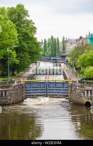 Il sistema gateway nella città sul fiume Moldava nel processo di pompaggio di acqua Foto Stock