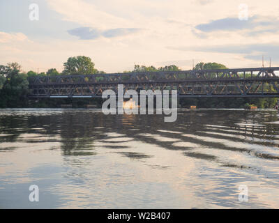 Ponte di ferro attraversa il fiume Ticino a Sesto Calende. Lombardia, Italia Foto Stock