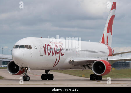 Un Aircanada Boeing 767-300 taxi sulla pista dell'aeroporto di Manchester, UK. Foto Stock