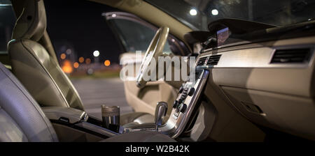 Auto moderna interni (SHALLOW DOF - messa a fuoco selettiva; dai toni di colore immagine) Foto Stock