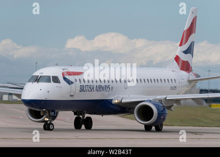 Un British Airways Embraer ERJ-190SR taxi sulla pista dell'aeroporto di Manchester, UK. Foto Stock